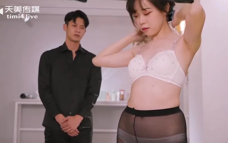 Dịch Vụ Mát-Xa Kích Dục Cho Các Cô Bạn Gái Mới Lớn Mà Bị “Nứng”