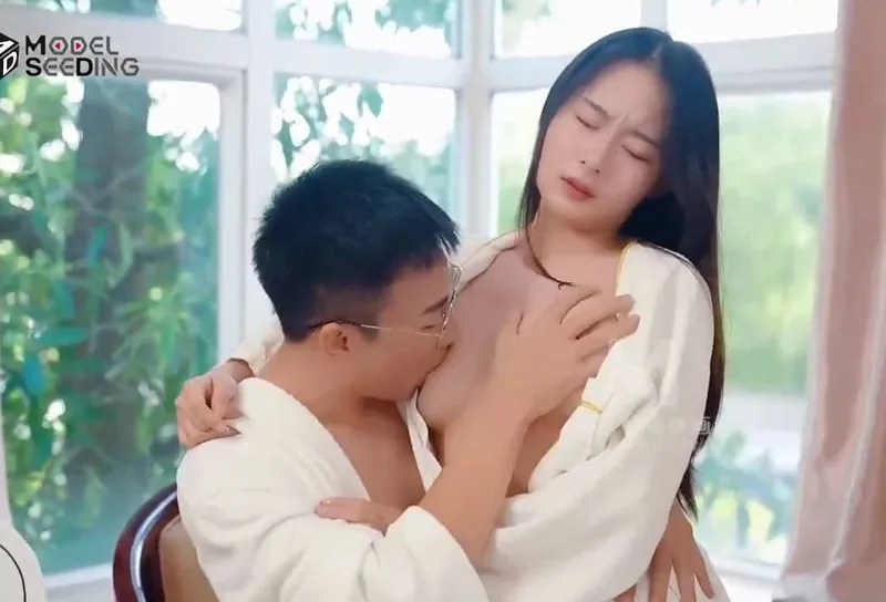 Nữ Chủ Tịch Trẻ Muốn Ở Chung Phòng Với Tôi Trong Chuyến Công Tác