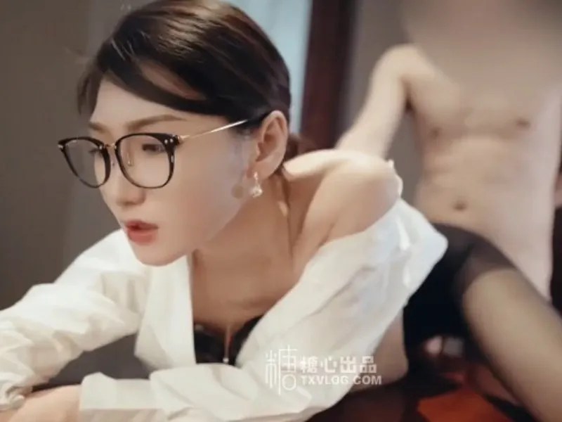 Vào Phòng Riêng Được Cấp Trên Nữ Dam Dang Liếm Thằng Nhỏ Cho