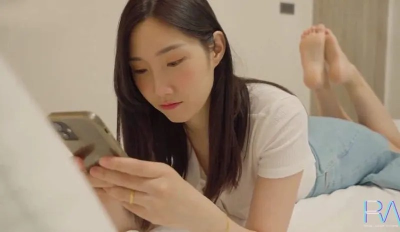 Xinh Đẹp Nhưng Vẫn Bị Ông Chồng Vụng Trộm, Cô Vợ Buồn Tình Cho Anh Giao Hàng Phang Luôn